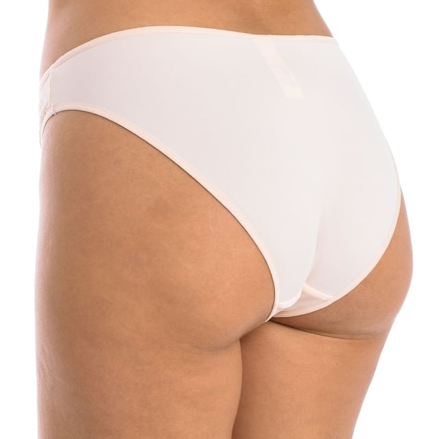 Un diseño clásico y femenino que combina la comodidad de un bikini con delicados detalles de encaje en los laterales. Ideal para quienes buscan una prenda funcional con un toque sofisticado.

Características:

- Corte de bikini que ofrece una cobertura moderada y un ajuste cómodo en las caderas.
- Panties de mujer con detalles de encaje en los laterales que aportan un estilo femenino y elegante.
- Fabricado en suave microfibra que garantiza comodidad durante todo el día.
- Diseño sin costuras, ideal para llevar debajo de prendas ajustadas.
- Opción funcional y con estilo, perfecta para el uso diario.

Un panty que combina comodidad, funcionalidad y elegancia, perfecto para cualquier ocasión.
Composición: 83% Poliamida, 17% Elastano
Cuidado:
Lavar a una temperatura máxima de 30º.
No planchar.
No usar blanqueador.
No secar en secadora.
No limpiar en seco.