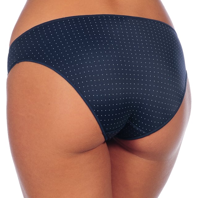 GRETA BIKINI 

De GRETA bikinionderkant, gemaakt van microfiber, biedt een ideale combinatie van zachtheid en comfort. Perfect voor dagelijks gebruik, is de microfiber stof extreem zacht en ademend, wat frisheid en comfort gedurende de dag biedt. De bikini-snits zorgt voor een flatterende silhoeette en een niet-belemmerende pasvorm. Ideaal voor vrouwen die op zoek zijn naar een functioneel en stijlvol intiem kledingstuk, is het GRETA-model een essentiële en veelzijdige optie, die duurzaamheid, zachtheid en een veilige pasvorm op elke gelegenheid garandeert. 
Samenstelling: 84% polyamide, 16% elastaan 
Onderhoud: 
Handwas met koud water. 
Gebruik neutrale zeep. 
Geen bleekmiddel gebruiken. 
Afspoelen zonder te draaien. 
Strijk alleen de niet-elastische delen.
