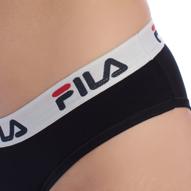 Braga bikini Fila con diseño clásico y moderno, perfecta para el día a día o actividades deportivas. 

Detalles:

- Pretina distintiva con el logo de Fila repetido.
- Confeccionada en algodón.
- Cobertura media.
- Corte bajo y cómodo.
- Diseño de bikini.
- Costuras discretas.

Esta braga de de algodón Fila es la opción perfecta para quienes buscan una prenda cómoda y con un diseño moderno. Su calidad y estilo la convierten en una elección ideal para el uso diario, combinando funcionalidad y estética.
 Composición: 95% Algodón, 5% Elastano
 Cuidados:
Lavar en máquina hasta 30ºC.
No usar blanqueadores.
Usar detergentes suaves.
No usar secadora.