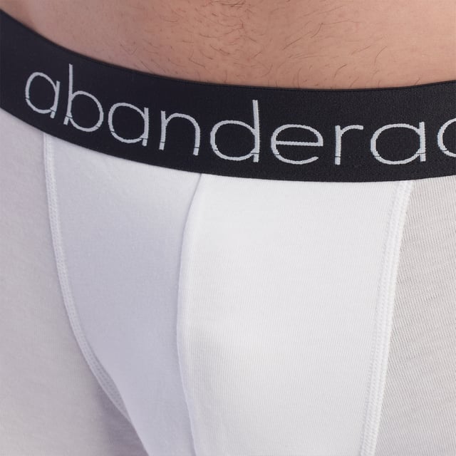 Este pack de bóxers para hombres de la marca Abanderado combina comodidad, ajuste y diseño funcional para el uso diario. Hechos de materiales de alta calidad, ofrecen suavidad y transpirabilidad para una sensación de confort que perdura.

Detalles:
- Ajuste slim.
- Refuerzo en la parte delantera para mayor soporte y comodidad.
- Fabricados con tejido de algodón con un toque de elasticidad para garantizar libertad de movimiento.
- Cintura elástica con logo de la marca 'Abanderado' en contraste.
- Diseño anatómico.

Este pack de bóxers para hombres es una opción ideal para aquellos que buscan ropa interior masculina que combine comodidad, estilo y durabilidad. Su tejido transpirable y ajuste anatómico garantizan comodidad durante todo el día, convirtiéndolos en ropa interior masculina esencial para el uso diario.  
Composición: 96% Algodón, 6% Elastano  
Cuidados:  
Lavar a máquina máx. 30°C.  
Usar detergentes suaves.  
Secar al aire.  
Planchar a baja temperatura.