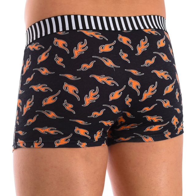 Pack-3 Boxer de Moda Sin Costuras.  
Cintura elástica.  
Detalle del nombre de la marca en la cintura.  
Impresiones originales.  
Tejido transpirable.  
Frente anatómico con capacidad de sujeción sin apretar.  
Costuras vistas en tono.  
Composición: 81% Poliamida, 9% Elastano, 10% Poliéster.  
Cuidado:  
Lavar a una temperatura máxima de 40º.  
No usar blanqueador.  
No usar secadora.  
No planchar.  
No limpiar en seco.