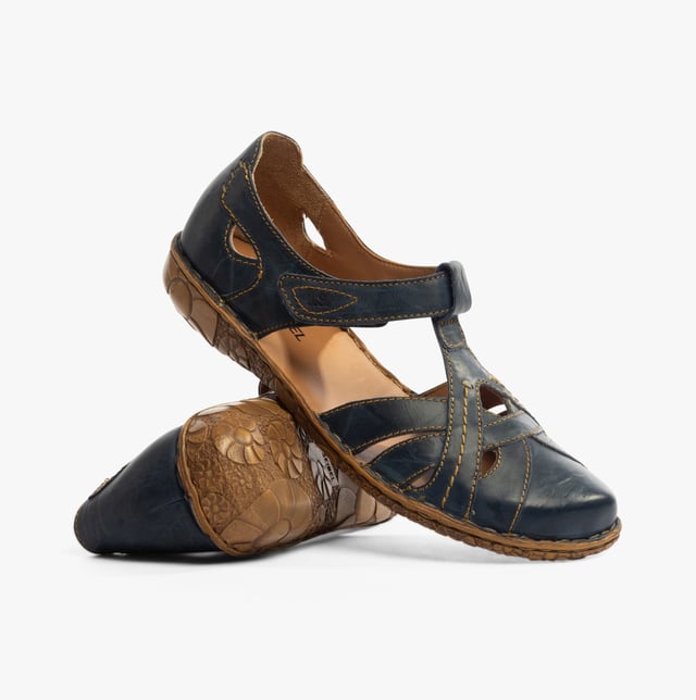 Descubre la elegancia y comodidad de las sandalias Rosalie 29 de JOSEF SEIBEL, diseñadas para la mujer consciente de la moda que valora la calidad y la sostenibilidad. Estas sandalias azul oscuro para mujer combinan la artesanía tradicional con un diseño moderno y ofrecen una sensación de comodidad incomparable gracias a su fabricación cosida a mano. El material superior de cuero de becerro nobuck de alta calidad y la plantilla de cuero proporcionan un clima interior transpirable y agradable, ideal para los días cálidos de verano. La suela marrón de PU, un plástico ligero con excelentes propiedades de amortiguación, promete durabilidad y comodidad en cada paso. Con el práctico cierre de velcro, la sandalia se puede ajustar individualmente al pie, lo que garantiza una comodidad adicional. La Rosalie 29 forma parte de la colección Spirit of Nature, conocida por su enfoque de diseño con carácter y la combinación de estilo y comodidad sin compromisos. Estas sandalias no solo son una expresión de conciencia de moda, sino también de aprecio por las tradiciones artesanales que cada vez son más escasas en la industria del calzado alemana. Ya sea paseando al aire libre, quedando con amigos o simplemente en la vida diaria, con estas sandalias se muestra un sentido de la moda que es atemporal y alejado de la moda rápida. Por lo tanto, las sandalias Rosalie 29 son más que un simple calzado; son una declaración de consumo consciente y la belleza de la calidad artesanal.