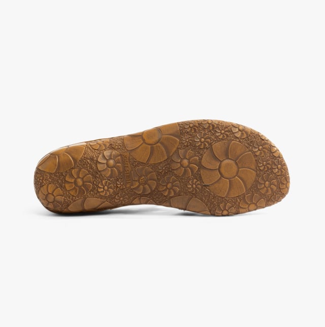Descubre la elegancia y comodidad de las sandalias Rosalie 29 de JOSEF SEIBEL, diseñadas para la mujer consciente de la moda que valora la calidad y la sostenibilidad. Estas sandalias azul oscuro para mujer combinan la artesanía tradicional con un diseño moderno y ofrecen una sensación de comodidad incomparable gracias a su fabricación cosida a mano. El material superior de cuero de becerro nobuck de alta calidad y la plantilla de cuero proporcionan un clima interior transpirable y agradable, ideal para los días cálidos de verano. La suela marrón de PU, un plástico ligero con excelentes propiedades de amortiguación, promete durabilidad y comodidad en cada paso. Con el práctico cierre de velcro, la sandalia se puede ajustar individualmente al pie, lo que garantiza una comodidad adicional. La Rosalie 29 forma parte de la colección Spirit of Nature, conocida por su enfoque de diseño con carácter y la combinación de estilo y comodidad sin compromisos. Estas sandalias no solo son una expresión de conciencia de moda, sino también de aprecio por las tradiciones artesanales que cada vez son más escasas en la industria del calzado alemana. Ya sea paseando al aire libre, quedando con amigos o simplemente en la vida diaria, con estas sandalias se muestra un sentido de la moda que es atemporal y alejado de la moda rápida. Por lo tanto, las sandalias Rosalie 29 son más que un simple calzado; son una declaración de consumo consciente y la belleza de la calidad artesanal.