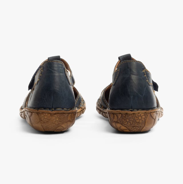 Descubre la elegancia y comodidad de las sandalias Rosalie 29 de JOSEF SEIBEL, diseñadas para la mujer consciente de la moda que valora la calidad y la sostenibilidad. Estas sandalias azul oscuro para mujer combinan la artesanía tradicional con un diseño moderno y ofrecen una sensación de comodidad incomparable gracias a su fabricación cosida a mano. El material superior de cuero de becerro nobuck de alta calidad y la plantilla de cuero proporcionan un clima interior transpirable y agradable, ideal para los días cálidos de verano. La suela marrón de PU, un plástico ligero con excelentes propiedades de amortiguación, promete durabilidad y comodidad en cada paso. Con el práctico cierre de velcro, la sandalia se puede ajustar individualmente al pie, lo que garantiza una comodidad adicional. La Rosalie 29 forma parte de la colección Spirit of Nature, conocida por su enfoque de diseño con carácter y la combinación de estilo y comodidad sin compromisos. Estas sandalias no solo son una expresión de conciencia de moda, sino también de aprecio por las tradiciones artesanales que cada vez son más escasas en la industria del calzado alemana. Ya sea paseando al aire libre, quedando con amigos o simplemente en la vida diaria, con estas sandalias se muestra un sentido de la moda que es atemporal y alejado de la moda rápida. Por lo tanto, las sandalias Rosalie 29 son más que un simple calzado; son una declaración de consumo consciente y la belleza de la calidad artesanal.