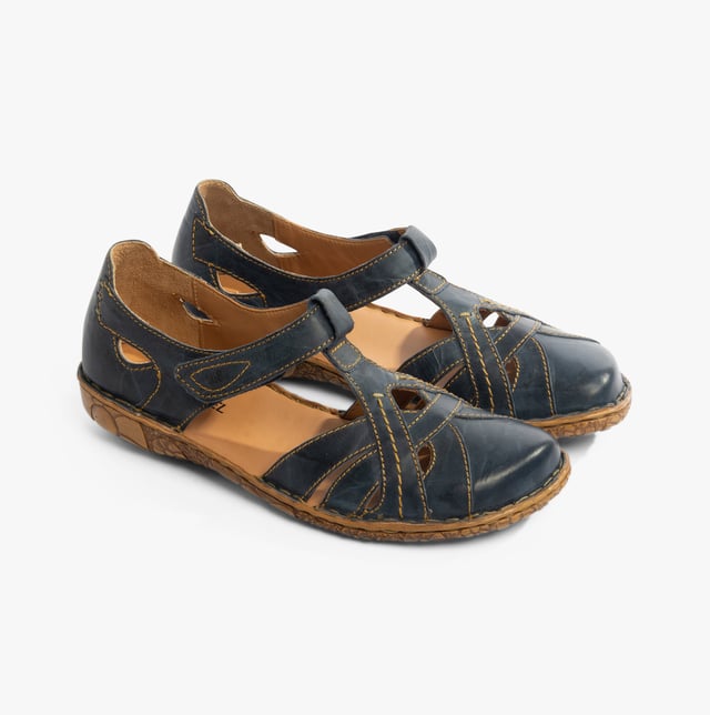 Descubre la elegancia y comodidad de las sandalias Rosalie 29 de JOSEF SEIBEL, diseñadas para la mujer consciente de la moda que valora la calidad y la sostenibilidad. Estas sandalias azul oscuro para mujer combinan la artesanía tradicional con un diseño moderno y ofrecen una sensación de comodidad incomparable gracias a su fabricación cosida a mano. El material superior de cuero de becerro nobuck de alta calidad y la plantilla de cuero proporcionan un clima interior transpirable y agradable, ideal para los días cálidos de verano. La suela marrón de PU, un plástico ligero con excelentes propiedades de amortiguación, promete durabilidad y comodidad en cada paso. Con el práctico cierre de velcro, la sandalia se puede ajustar individualmente al pie, lo que garantiza una comodidad adicional. La Rosalie 29 forma parte de la colección Spirit of Nature, conocida por su enfoque de diseño con carácter y la combinación de estilo y comodidad sin compromisos. Estas sandalias no solo son una expresión de conciencia de moda, sino también de aprecio por las tradiciones artesanales que cada vez son más escasas en la industria del calzado alemana. Ya sea paseando al aire libre, quedando con amigos o simplemente en la vida diaria, con estas sandalias se muestra un sentido de la moda que es atemporal y alejado de la moda rápida. Por lo tanto, las sandalias Rosalie 29 son más que un simple calzado; son una declaración de consumo consciente y la belleza de la calidad artesanal.