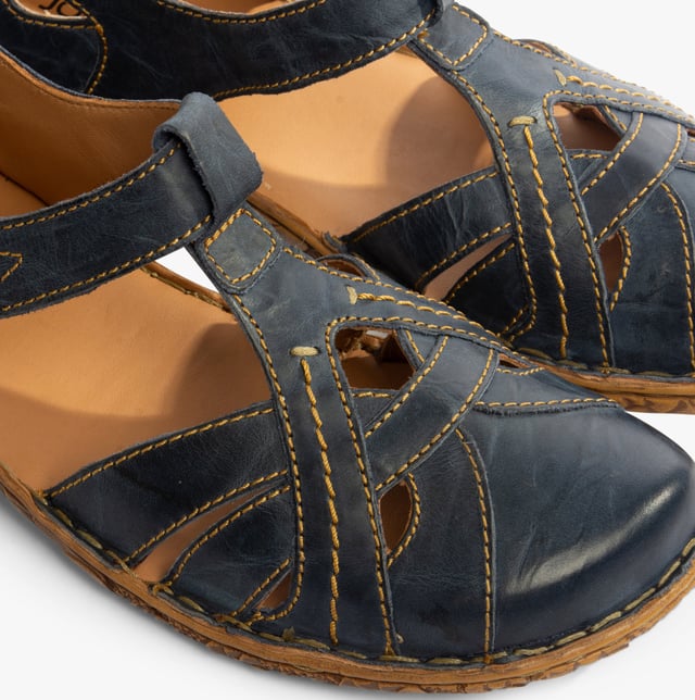 Descubre la elegancia y comodidad de las sandalias Rosalie 29 de JOSEF SEIBEL, diseñadas para la mujer consciente de la moda que valora la calidad y la sostenibilidad. Estas sandalias azul oscuro para mujer combinan la artesanía tradicional con un diseño moderno y ofrecen una sensación de comodidad incomparable gracias a su fabricación cosida a mano. El material superior de cuero de becerro nobuck de alta calidad y la plantilla de cuero proporcionan un clima interior transpirable y agradable, ideal para los días cálidos de verano. La suela marrón de PU, un plástico ligero con excelentes propiedades de amortiguación, promete durabilidad y comodidad en cada paso. Con el práctico cierre de velcro, la sandalia se puede ajustar individualmente al pie, lo que garantiza una comodidad adicional. La Rosalie 29 forma parte de la colección Spirit of Nature, conocida por su enfoque de diseño con carácter y la combinación de estilo y comodidad sin compromisos. Estas sandalias no solo son una expresión de conciencia de moda, sino también de aprecio por las tradiciones artesanales que cada vez son más escasas en la industria del calzado alemana. Ya sea paseando al aire libre, quedando con amigos o simplemente en la vida diaria, con estas sandalias se muestra un sentido de la moda que es atemporal y alejado de la moda rápida. Por lo tanto, las sandalias Rosalie 29 son más que un simple calzado; son una declaración de consumo consciente y la belleza de la calidad artesanal.