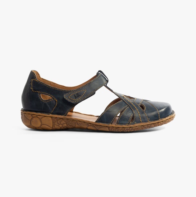 Descubre la elegancia y comodidad de las sandalias Rosalie 29 de JOSEF SEIBEL, diseñadas para la mujer consciente de la moda que valora la calidad y la sostenibilidad. Estas sandalias azul oscuro para mujer combinan la artesanía tradicional con un diseño moderno y ofrecen una sensación de comodidad incomparable gracias a su fabricación cosida a mano. El material superior de cuero de becerro nobuck de alta calidad y la plantilla de cuero proporcionan un clima interior transpirable y agradable, ideal para los días cálidos de verano. La suela marrón de PU, un plástico ligero con excelentes propiedades de amortiguación, promete durabilidad y comodidad en cada paso. Con el práctico cierre de velcro, la sandalia se puede ajustar individualmente al pie, lo que garantiza una comodidad adicional. La Rosalie 29 forma parte de la colección Spirit of Nature, conocida por su enfoque de diseño con carácter y la combinación de estilo y comodidad sin compromisos. Estas sandalias no solo son una expresión de conciencia de moda, sino también de aprecio por las tradiciones artesanales que cada vez son más escasas en la industria del calzado alemana. Ya sea paseando al aire libre, quedando con amigos o simplemente en la vida diaria, con estas sandalias se muestra un sentido de la moda que es atemporal y alejado de la moda rápida. Por lo tanto, las sandalias Rosalie 29 son más que un simple calzado; son una declaración de consumo consciente y la belleza de la calidad artesanal.