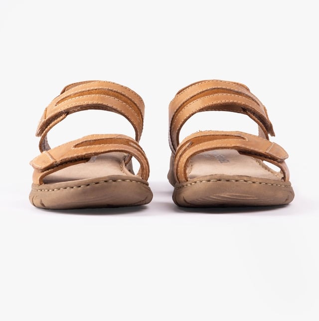 Josef Seibel BRENDA 08 Dames Sandalen Kameel

* Bovenmateriaal: Leer
* Voeringmateriaal: Leer
* Zoolmateriaal: Rubber
* Sluiting: Klittenband
* Kenmerken: Comfort, Lichtgewicht
* Schoenbreedte: Normaal
* Artikelgewicht: 0,5 KG
* Hakhoogte: Plat (Onder 2,5 cm)
* Sandalensstijl: Open Teen
* Cadeauverpakking: Nee
* Productcode: 76808-932240