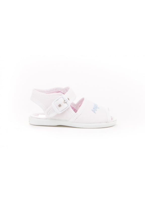 Unas sandalias fresquitas. Cómodos y blanditos, perfectos para los pies de los más pequeños. Zapato tipo sandalia fabricado en tejido con sistema de cierre de hebilla. La parte interior y la planta está fabricada con forro textil, suela de goma antideslizante. Calzado diseñado y fabricado en España.