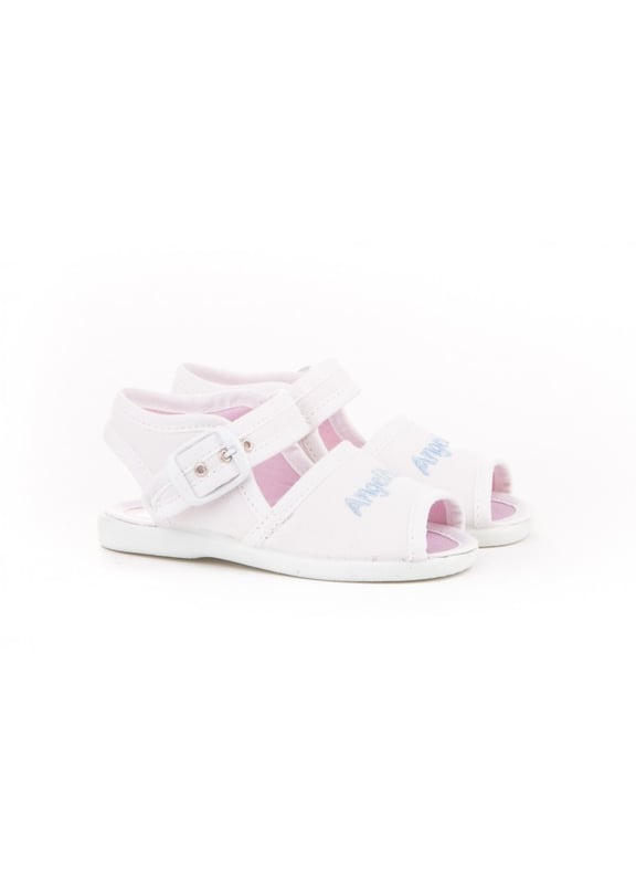 Unas sandalias fresquitas. Cómodos y blanditos, perfectos para los pies de los más pequeños. Zapato tipo sandalia fabricado en tejido con sistema de cierre de hebilla. La parte interior y la planta está fabricada con forro textil, suela de goma antideslizante. Calzado diseñado y fabricado en España.
