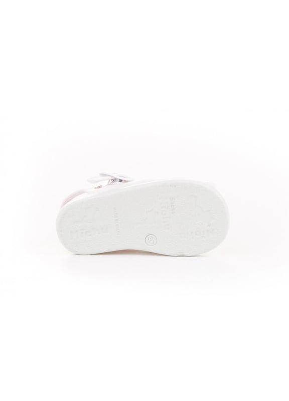 Unas sandalias fresquitas. Cómodos y blanditos, perfectos para los pies de los más pequeños. Zapato tipo sandalia fabricado en tejido con sistema de cierre de hebilla. La parte interior y la planta está fabricada con forro textil, suela de goma antideslizante. Calzado diseñado y fabricado en España.