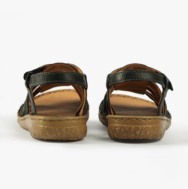 Josef Seibel IVY 02 Sandalias para Mujeres Negras

* Material Superior: Cuero
* Material del Forro: Cuero
* Material de la Suela: Goma
* Cierre/Sujeción: Velcro
* Características: Comodidad, Ligereza
* Ancho del Zapato: Regular
* Peso del Artículo: 0.5 KG
* Altura del Tacón: Plano (Menos de 2.5 cm)
* Estilo de Sandalia: Pescador
* Presentación en Caja de Regalo: No
* Código del Producto: 74102-160100