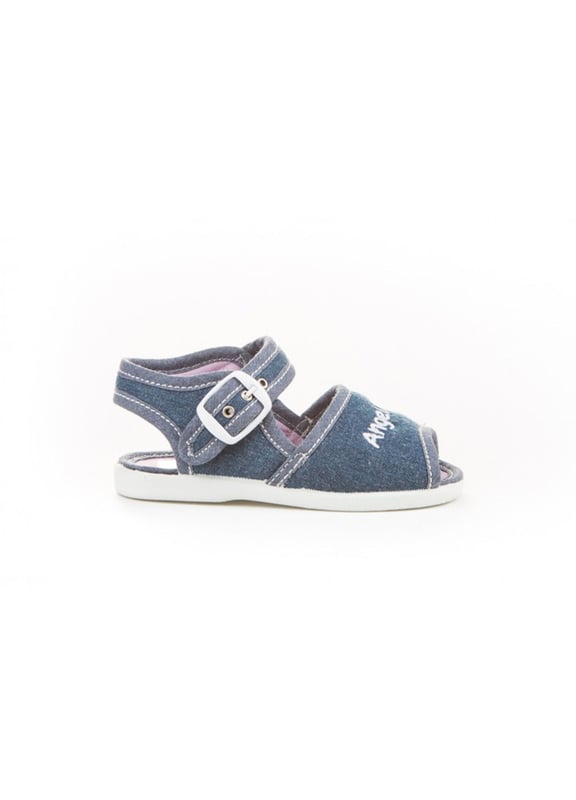 Unas sandalias fresquitas. Cómodos y blanditos, perfectos para los pies de los más pequeños. Zapato tipo sandalia fabricado en tejido con sistema de cierre de hebilla. La parte interior y la planta está fabricada con forro textil, suela de goma antideslizante. Calzado diseñado y fabricado en España.