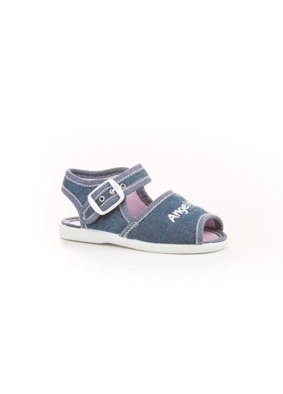 Unas sandalias fresquitas. Cómodos y blanditos, perfectos para los pies de los más pequeños. Zapato tipo sandalia fabricado en tejido con sistema de cierre de hebilla. La parte interior y la planta está fabricada con forro textil, suela de goma antideslizante. Calzado diseñado y fabricado en España.