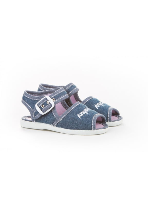 Unas sandalias fresquitas. Cómodos y blanditos, perfectos para los pies de los más pequeños. Zapato tipo sandalia fabricado en tejido con sistema de cierre de hebilla. La parte interior y la planta está fabricada con forro textil, suela de goma antideslizante. Calzado diseñado y fabricado en España.