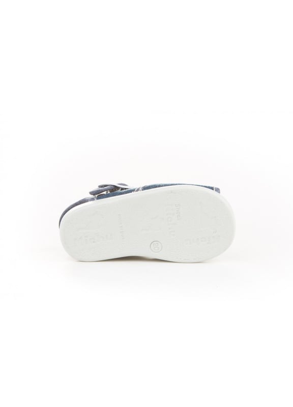 Unas sandalias fresquitas. Cómodos y blanditos, perfectos para los pies de los más pequeños. Zapato tipo sandalia fabricado en tejido con sistema de cierre de hebilla. La parte interior y la planta está fabricada con forro textil, suela de goma antideslizante. Calzado diseñado y fabricado en España.