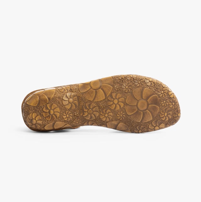 Josef Seibel ROSALIE 04 Womens Sandals Shark-Kombi

  
 *   Upper Material: Leather 
 *  Lining Material: Leather 
 *  Sole Material: Rubber 
 *  Closure/Fastening: Buckle 
 *  Features: Comfort,Lightweight 
 *  Shoe Width: Regular 
 *  Item Weight: 0.4 KG 
 *  Heel Height: Flat (Under 2.5cm) 
 *  Sandal Style: Closed Toe 
 *  Gift Boxed: No  Product Code: 79504-476555