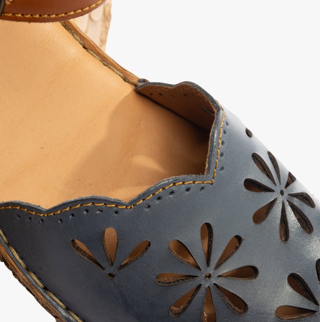 Josef Seibel ROSALIE 04 Womens Sandals Shark-Kombi

  
 *   Upper Material: Leather 
 *  Lining Material: Leather 
 *  Sole Material: Rubber 
 *  Closure/Fastening: Buckle 
 *  Features: Comfort,Lightweight 
 *  Shoe Width: Regular 
 *  Item Weight: 0.4 KG 
 *  Heel Height: Flat (Under 2.5cm) 
 *  Sandal Style: Closed Toe 
 *  Gift Boxed: No  Product Code: 79504-476555