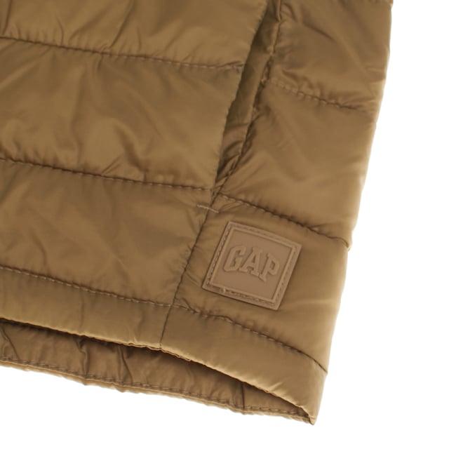 Gap girls' padded jacket, designed with lightweight padding that provides warmth without adding bulk.

 It features a practical front zip closure for easy wearing, as well as a hood that incorporates small dinosaur-inspired "spikes", adding a playful and original touch.

 Front side pockets offer convenience and a touch of style.

 Made from 100% recycled polyester, this jacket is part of the Gap for Good initiative, committed to sustainability.

 It uses recycled materials to reduce the impact on natural resources, taking care of both the well-being of girls and the planet.
 Composition: Exterior: 100% Nylon; Interior: 100% Nylon; Filling: 100% Polyester
 Care:
- Machine wash cold on delicate cycle.
 - Use non-chlorine bleach when necessary.
 - Do not dry clean.