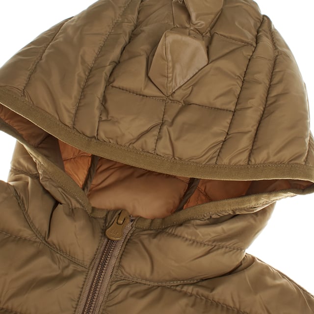 Gap girls' padded jacket, designed with lightweight padding that provides warmth without adding bulk.

 It features a practical front zip closure for easy wearing, as well as a hood that incorporates small dinosaur-inspired "spikes", adding a playful and original touch.

 Front side pockets offer convenience and a touch of style.

 Made from 100% recycled polyester, this jacket is part of the Gap for Good initiative, committed to sustainability.

 It uses recycled materials to reduce the impact on natural resources, taking care of both the well-being of girls and the planet.
 Composition: Exterior: 100% Nylon; Interior: 100% Nylon; Filling: 100% Polyester
 Care:
- Machine wash cold on delicate cycle.
 - Use non-chlorine bleach when necessary.
 - Do not dry clean.