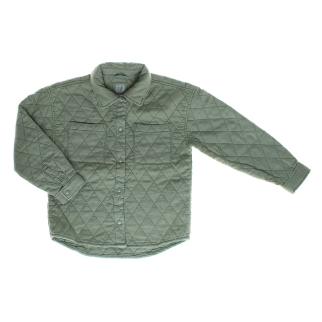 Hemdjacke für Jungen mit gestepptem Design, das für Wärme und Komfort sorgt.

 Es verfügt über einen Knopfverschluss vorne, der die Handhabung erleichtert, sowie über zwei große Brusttaschen, die ihm eine praktische und funktionale Note verleihen.

 Die langen Ärmel und der klassische Schnitt machen diese Jacke zu einem vielseitigen Kleidungsstück, perfekt für den täglichen Gebrauch.

 Sein leichtes Design macht es zur idealen Option für kühle Klimazonen und vereint Stil und Funktionalität in einem einzigen Kleidungsstück.
 Komposition: Außenmaterial: 99 % Baumwolle, 1 % Elasthan; Füllung: 100 % Polyester
 Pflege:
- Maschinenwäsche in kaltem Wasser und Schonwaschgang.
 - Verwenden Sie milde Reinigungsmittel.
 - Verwenden Sie einen Trockner bei niedriger Temperatur.
 - Bei niedrigen Temperaturen bügeln.
 - Reinige chemisch nicht.