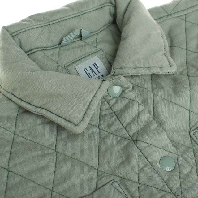 Hemdjacke für Jungen mit gestepptem Design, das für Wärme und Komfort sorgt.

 Es verfügt über einen Knopfverschluss vorne, der die Handhabung erleichtert, sowie über zwei große Brusttaschen, die ihm eine praktische und funktionale Note verleihen.

 Die langen Ärmel und der klassische Schnitt machen diese Jacke zu einem vielseitigen Kleidungsstück, perfekt für den täglichen Gebrauch.

 Sein leichtes Design macht es zur idealen Option für kühle Klimazonen und vereint Stil und Funktionalität in einem einzigen Kleidungsstück.
 Komposition: Außenmaterial: 99 % Baumwolle, 1 % Elasthan; Füllung: 100 % Polyester
 Pflege:
- Maschinenwäsche in kaltem Wasser und Schonwaschgang.
 - Verwenden Sie milde Reinigungsmittel.
 - Verwenden Sie einen Trockner bei niedriger Temperatur.
 - Bei niedrigen Temperaturen bügeln.
 - Reinige chemisch nicht.