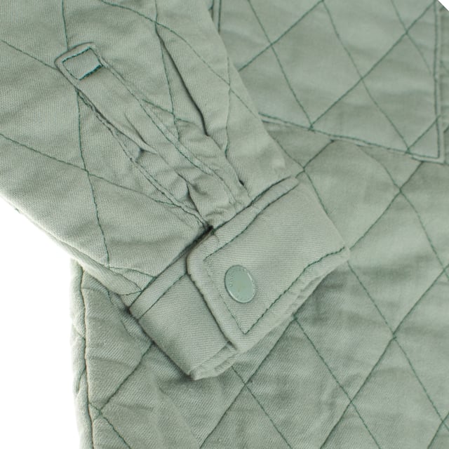 Hemdjacke für Jungen mit gestepptem Design, das für Wärme und Komfort sorgt.

 Es verfügt über einen Knopfverschluss vorne, der die Handhabung erleichtert, sowie über zwei große Brusttaschen, die ihm eine praktische und funktionale Note verleihen.

 Die langen Ärmel und der klassische Schnitt machen diese Jacke zu einem vielseitigen Kleidungsstück, perfekt für den täglichen Gebrauch.

 Sein leichtes Design macht es zur idealen Option für kühle Klimazonen und vereint Stil und Funktionalität in einem einzigen Kleidungsstück.
 Komposition: Außenmaterial: 99 % Baumwolle, 1 % Elasthan; Füllung: 100 % Polyester
 Pflege:
- Maschinenwäsche in kaltem Wasser und Schonwaschgang.
 - Verwenden Sie milde Reinigungsmittel.
 - Verwenden Sie einen Trockner bei niedriger Temperatur.
 - Bei niedrigen Temperaturen bügeln.
 - Reinige chemisch nicht.