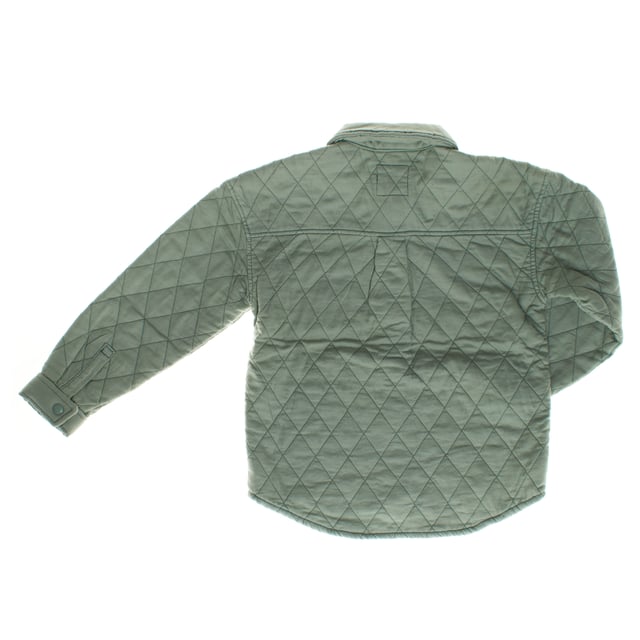 Hemdjacke für Jungen mit gestepptem Design, das für Wärme und Komfort sorgt.

 Es verfügt über einen Knopfverschluss vorne, der die Handhabung erleichtert, sowie über zwei große Brusttaschen, die ihm eine praktische und funktionale Note verleihen.

 Die langen Ärmel und der klassische Schnitt machen diese Jacke zu einem vielseitigen Kleidungsstück, perfekt für den täglichen Gebrauch.

 Sein leichtes Design macht es zur idealen Option für kühle Klimazonen und vereint Stil und Funktionalität in einem einzigen Kleidungsstück.
 Komposition: Außenmaterial: 99 % Baumwolle, 1 % Elasthan; Füllung: 100 % Polyester
 Pflege:
- Maschinenwäsche in kaltem Wasser und Schonwaschgang.
 - Verwenden Sie milde Reinigungsmittel.
 - Verwenden Sie einen Trockner bei niedriger Temperatur.
 - Bei niedrigen Temperaturen bügeln.
 - Reinige chemisch nicht.