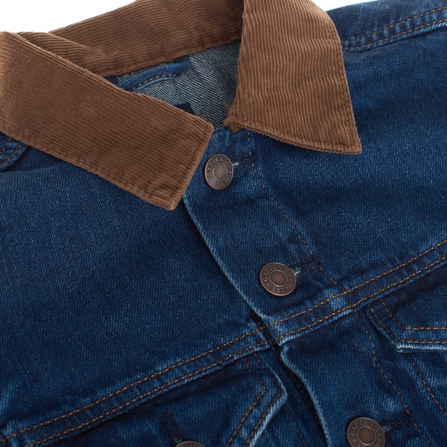 This Gap boys' denim jacket with a corduroy collar combines style and sustainability.

 Made from 5% recycled cotton, it helps reduce waste and create quality denim, designed to last.

 Its authentic, stretch-free design maintains the classic denim style, ideal for a casual and timeless look.

 The jacket features a stylish spread corduroy collar that adds a distinctive touch.

 Easy-close front buttons and handy chest patch pockets, along with front slant pockets, offer both functionality and style.

 Its straight and comfortable cut ensures freedom of movement, perfect for everyday use.

 Made for active kids looking for a durable and comfortable layer without sacrificing style, this jacket is ideal for any season.
 Composition: 100% Cotton
 Care:
- Machine wash cold on delicate cycle.
 - Turn inside out before washing.
 - Avoid tumble drying.
 - Do not use bleach.
 - Iron at low temperature if necessary.