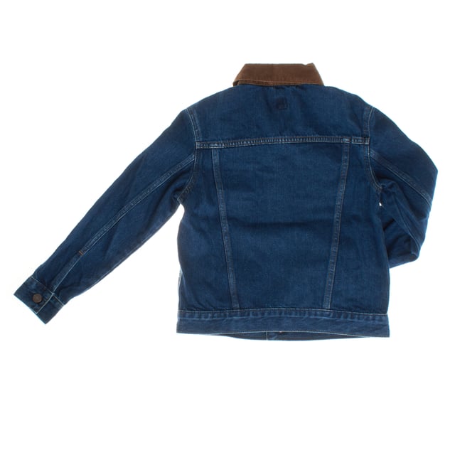 This Gap boys' denim jacket with a corduroy collar combines style and sustainability.

 Made from 5% recycled cotton, it helps reduce waste and create quality denim, designed to last.

 Its authentic, stretch-free design maintains the classic denim style, ideal for a casual and timeless look.

 The jacket features a stylish spread corduroy collar that adds a distinctive touch.

 Easy-close front buttons and handy chest patch pockets, along with front slant pockets, offer both functionality and style.

 Its straight and comfortable cut ensures freedom of movement, perfect for everyday use.

 Made for active kids looking for a durable and comfortable layer without sacrificing style, this jacket is ideal for any season.
 Composition: 100% Cotton
 Care:
- Machine wash cold on delicate cycle.
 - Turn inside out before washing.
 - Avoid tumble drying.
 - Do not use bleach.
 - Iron at low temperature if necessary.