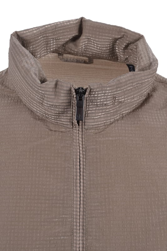 Armani Exchange Woven Blouson Jacket in Roasted Cashew
Elevate your casual wardrobe with the refined simplicity of the Armani Exchange Woven Blouson Jacket. In a sophisticated Roasted Cashew hue, this jacket delivers a modern, understated look perfect for versatile styling.
 
Crafted from a high-quality woven material, this blouson jacket offers a lightweight yet durable layer of warmth. The classic blouson silhouette is complemented by a practical zip-front closure, allowing for effortless wear and adjustable comfort. Two convenient side pockets provide essential storage for your everyday essentials.
 
Features

Colour: Roasted Cashew
Style Code: XM000389
Material: Woven Fabric
Closure: Zip-front
Pockets: Two side pockets
Silhouette: Blouson
Style code: XM000389