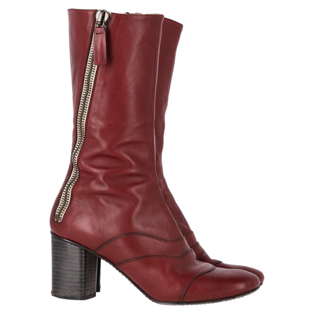 VINTAGE, RRP AS NEW
The Chloé Zipped Round Toe Mid-Calf Boots in burgundy leather are a sophisticated blend of modern design and timeless elegance. Crafted from high-quality burgundy leather, these boots feature a sleek, round toe and a smooth zipper detail that adds a contemporary touch. The mid-calf length makes them versatile, offering the perfect balance of style and comfort. With their rich, deep color and impeccable craftsmanship, these boots are perfect for elevating your wardrobe through every season.

Styling Tip:
Pair the Chloé Zipped Round Toe Mid-Calf Boots with a tailored coat and skinny jeans for a chic, street-ready look. These boots also complement a midi skirt or dress, adding an edgy touch while still maintaining a refined silhouette. The bold burgundy hue pairs beautifully with neutral tones like black, beige, or white, making it an ideal piece to add color to both casual and dressy outfits. Whether for day or night, these boots offer both style and practicality.

 Chloé Zipped Round Toe Mid-Calf Boots in Burgundy Leather

Condition: Very good
Signs of wear: No visible sign of wear. No Mark at insole., Lightly used but very well maintained. Minor mark at soles & creasing, light scuffing at the soles and heels.
Packaging: None
Color: Red | burgundy
Material: Leather | leather
Size: EU | 39
Measurements: Heel height: 70; Insole length: 240
SKU: NAPPUGBSH457156W
