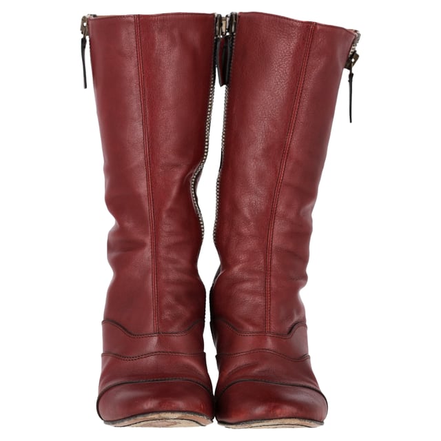 VINTAGE, RRP AS NEW
The Chloé Zipped Round Toe Mid-Calf Boots in burgundy leather are a sophisticated blend of modern design and timeless elegance. Crafted from high-quality burgundy leather, these boots feature a sleek, round toe and a smooth zipper detail that adds a contemporary touch. The mid-calf length makes them versatile, offering the perfect balance of style and comfort. With their rich, deep color and impeccable craftsmanship, these boots are perfect for elevating your wardrobe through every season.

Styling Tip:
Pair the Chloé Zipped Round Toe Mid-Calf Boots with a tailored coat and skinny jeans for a chic, street-ready look. These boots also complement a midi skirt or dress, adding an edgy touch while still maintaining a refined silhouette. The bold burgundy hue pairs beautifully with neutral tones like black, beige, or white, making it an ideal piece to add color to both casual and dressy outfits. Whether for day or night, these boots offer both style and practicality.

 Chloé Zipped Round Toe Mid-Calf Boots in Burgundy Leather

Condition: Very good
Signs of wear: No visible sign of wear. No Mark at insole., Lightly used but very well maintained. Minor mark at soles & creasing, light scuffing at the soles and heels.
Packaging: None
Color: Red | burgundy
Material: Leather | leather
Size: EU | 39
Measurements: Heel height: 70; Insole length: 240
SKU: NAPPUGBSH457156W