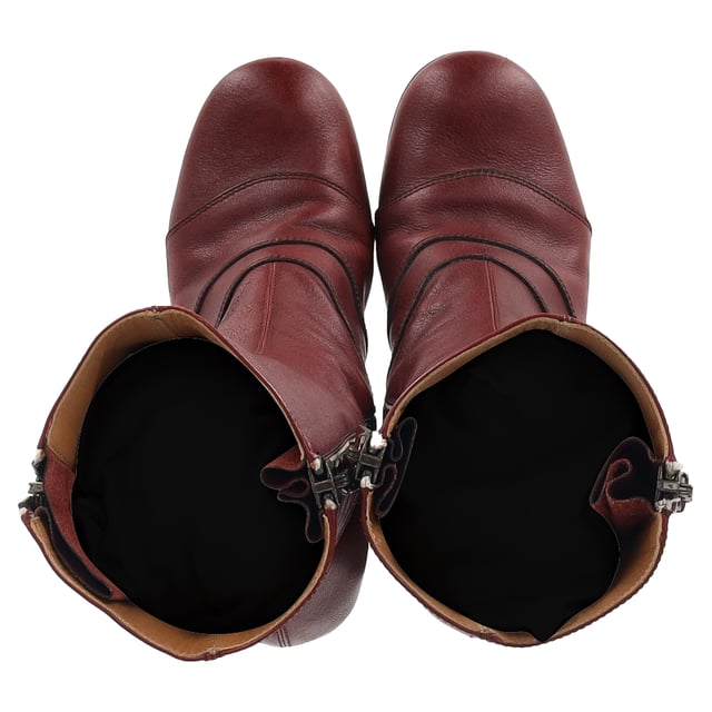 VINTAGE, RRP AS NEW
The Chloé Zipped Round Toe Mid-Calf Boots in burgundy leather are a sophisticated blend of modern design and timeless elegance. Crafted from high-quality burgundy leather, these boots feature a sleek, round toe and a smooth zipper detail that adds a contemporary touch. The mid-calf length makes them versatile, offering the perfect balance of style and comfort. With their rich, deep color and impeccable craftsmanship, these boots are perfect for elevating your wardrobe through every season.

Styling Tip:
Pair the Chloé Zipped Round Toe Mid-Calf Boots with a tailored coat and skinny jeans for a chic, street-ready look. These boots also complement a midi skirt or dress, adding an edgy touch while still maintaining a refined silhouette. The bold burgundy hue pairs beautifully with neutral tones like black, beige, or white, making it an ideal piece to add color to both casual and dressy outfits. Whether for day or night, these boots offer both style and practicality.

 Chloé Zipped Round Toe Mid-Calf Boots in Burgundy Leather

Condition: Very good
Signs of wear: No visible sign of wear. No Mark at insole., Lightly used but very well maintained. Minor mark at soles & creasing, light scuffing at the soles and heels.
Packaging: None
Color: Red | burgundy
Material: Leather | leather
Size: EU | 39
Measurements: Heel height: 70; Insole length: 240
SKU: NAPPUGBSH457156W