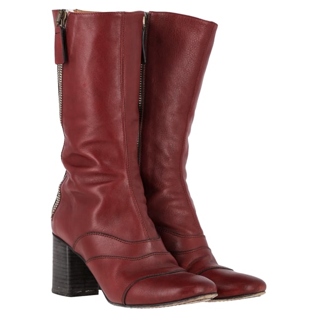VINTAGE, RRP AS NEW
The Chloé Zipped Round Toe Mid-Calf Boots in burgundy leather are a sophisticated blend of modern design and timeless elegance. Crafted from high-quality burgundy leather, these boots feature a sleek, round toe and a smooth zipper detail that adds a contemporary touch. The mid-calf length makes them versatile, offering the perfect balance of style and comfort. With their rich, deep color and impeccable craftsmanship, these boots are perfect for elevating your wardrobe through every season.

Styling Tip:
Pair the Chloé Zipped Round Toe Mid-Calf Boots with a tailored coat and skinny jeans for a chic, street-ready look. These boots also complement a midi skirt or dress, adding an edgy touch while still maintaining a refined silhouette. The bold burgundy hue pairs beautifully with neutral tones like black, beige, or white, making it an ideal piece to add color to both casual and dressy outfits. Whether for day or night, these boots offer both style and practicality.

 Chloé Zipped Round Toe Mid-Calf Boots in Burgundy Leather

Condition: Very good
Signs of wear: No visible sign of wear. No Mark at insole., Lightly used but very well maintained. Minor mark at soles & creasing, light scuffing at the soles and heels.
Packaging: None
Color: Red | burgundy
Material: Leather | leather
Size: EU | 39
Measurements: Heel height: 70; Insole length: 240
SKU: NAPPUGBSH457156W