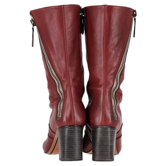 VINTAGE, RRP AS NEW
The Chloé Zipped Round Toe Mid-Calf Boots in burgundy leather are a sophisticated blend of modern design and timeless elegance. Crafted from high-quality burgundy leather, these boots feature a sleek, round toe and a smooth zipper detail that adds a contemporary touch. The mid-calf length makes them versatile, offering the perfect balance of style and comfort. With their rich, deep color and impeccable craftsmanship, these boots are perfect for elevating your wardrobe through every season.

Styling Tip:
Pair the Chloé Zipped Round Toe Mid-Calf Boots with a tailored coat and skinny jeans for a chic, street-ready look. These boots also complement a midi skirt or dress, adding an edgy touch while still maintaining a refined silhouette. The bold burgundy hue pairs beautifully with neutral tones like black, beige, or white, making it an ideal piece to add color to both casual and dressy outfits. Whether for day or night, these boots offer both style and practicality.

 Chloé Zipped Round Toe Mid-Calf Boots in Burgundy Leather

Condition: Very good
Signs of wear: No visible sign of wear. No Mark at insole., Lightly used but very well maintained. Minor mark at soles & creasing, light scuffing at the soles and heels.
Packaging: None
Color: Red | burgundy
Material: Leather | leather
Size: EU | 39
Measurements: Heel height: 70; Insole length: 240
SKU: NAPPUGBSH457156W