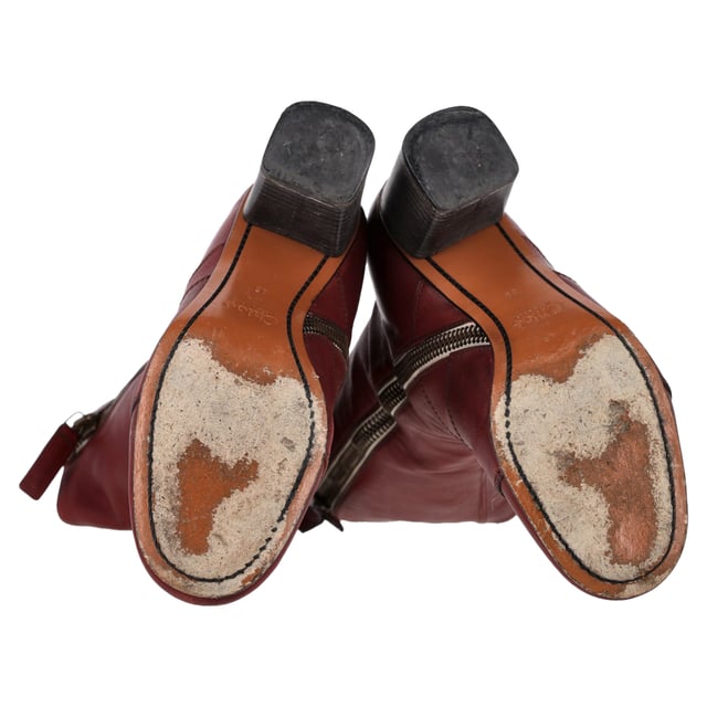 VINTAGE, RRP AS NEW
The Chloé Zipped Round Toe Mid-Calf Boots in burgundy leather are a sophisticated blend of modern design and timeless elegance. Crafted from high-quality burgundy leather, these boots feature a sleek, round toe and a smooth zipper detail that adds a contemporary touch. The mid-calf length makes them versatile, offering the perfect balance of style and comfort. With their rich, deep color and impeccable craftsmanship, these boots are perfect for elevating your wardrobe through every season.

Styling Tip:
Pair the Chloé Zipped Round Toe Mid-Calf Boots with a tailored coat and skinny jeans for a chic, street-ready look. These boots also complement a midi skirt or dress, adding an edgy touch while still maintaining a refined silhouette. The bold burgundy hue pairs beautifully with neutral tones like black, beige, or white, making it an ideal piece to add color to both casual and dressy outfits. Whether for day or night, these boots offer both style and practicality.

 Chloé Zipped Round Toe Mid-Calf Boots in Burgundy Leather

Condition: Very good
Signs of wear: No visible sign of wear. No Mark at insole., Lightly used but very well maintained. Minor mark at soles & creasing, light scuffing at the soles and heels.
Packaging: None
Color: Red | burgundy
Material: Leather | leather
Size: EU | 39
Measurements: Heel height: 70; Insole length: 240
SKU: NAPPUGBSH457156W