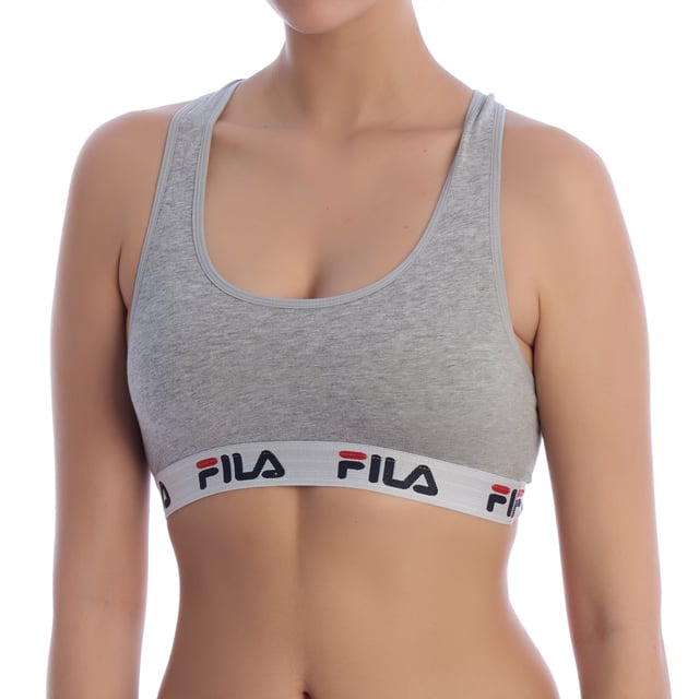 Este sujetador deportivo de Fila combina estilo y funcionalidad, diseñado para proporcionar soporte y confort durante cualquier actividad física o en el uso diario.

Detalles:

- Diseño de espalda nadadora con tirantes cruzados.
- Material suave y elástico.
- Banda inferior elástica con el logo de Fila.
- Estilo minimalista en negro.

Un sujetador deportivo práctico y elegante, perfecto para mujeres que buscan soporte, confort y estilo en una sola prenda. Ideal para entrenamientos, yoga o como parte de un atuendo casual.
Composición: 95% algodón, 5% elastano.
Cuidado:
Lavar a máquina en ciclo delicado con agua fría.
Usar detergente suave.
Secar al aire o en secadora a baja temperatura.
No planchar.