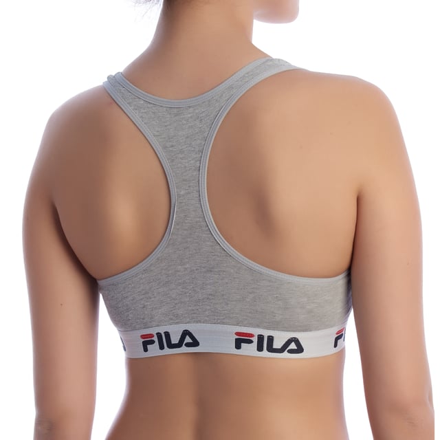 Este sujetador deportivo de Fila combina estilo y funcionalidad, diseñado para proporcionar soporte y confort durante cualquier actividad física o en el uso diario.

Detalles:

- Diseño de espalda nadadora con tirantes cruzados.
- Material suave y elástico.
- Banda inferior elástica con el logo de Fila.
- Estilo minimalista en negro.

Un sujetador deportivo práctico y elegante, perfecto para mujeres que buscan soporte, confort y estilo en una sola prenda. Ideal para entrenamientos, yoga o como parte de un atuendo casual.
Composición: 95% algodón, 5% elastano.
Cuidado:
Lavar a máquina en ciclo delicado con agua fría.
Usar detergente suave.
Secar al aire o en secadora a baja temperatura.
No planchar.