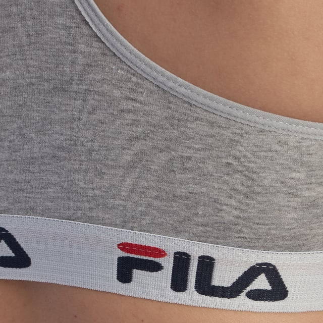 Este sujetador deportivo de Fila combina estilo y funcionalidad, diseñado para proporcionar soporte y confort durante cualquier actividad física o en el uso diario.

Detalles:

- Diseño de espalda nadadora con tirantes cruzados.
- Material suave y elástico.
- Banda inferior elástica con el logo de Fila.
- Estilo minimalista en negro.

Un sujetador deportivo práctico y elegante, perfecto para mujeres que buscan soporte, confort y estilo en una sola prenda. Ideal para entrenamientos, yoga o como parte de un atuendo casual.
Composición: 95% algodón, 5% elastano.
Cuidado:
Lavar a máquina en ciclo delicado con agua fría.
Usar detergente suave.
Secar al aire o en secadora a baja temperatura.
No planchar.