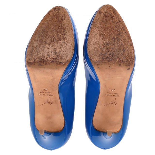 VINTAGE, RRP AS NEW
The Giuseppe Zanotti Peep-Toe Pumps in Blue Patent Leather exude bold sophistication and modern luxury. Crafted from high-shine blue patent leather, these pumps feature a sleek peep-toe design and a stiletto heel, offering a perfect blend of elegance and edge. The striking blue hue adds a pop of color to any outfit, while the iconic Giuseppe Zanotti craftsmanship ensures a comfortable fit and lasting style. These pumps are the ideal choice for making a statement at any event.

Styling Tip: Pair these stunning pumps with tailored black trousers and a crisp white shirt for a refined, fashion-forward look. For a more relaxed outfit, combine them with dark denim and a fitted jacket for a modern, casual chic vibe. The bold blue color makes them a statement piece, so keep accessories minimal and let the shoes do the talking.

 Giuseppe Zanotti Peep-Toe Pumps in Blue Patent Leather

Condition: Very good
Signs of wear: No visible sign of wear. No Mark at insole., Lightly used but very well maintained. Minor mark at soles & creasing, light scuffing at the soles and heels.
Packaging: Dust bag
Color: Blue | blue
Material: Leather | patent leather
Size: IT | 39
Measurements: Heel height: 120; Insole length: 250
SKU: NAPPUDESH457672W