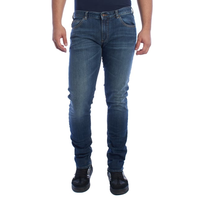 Skinny fit jeans from Emporio Armani, ideal for those looking for a fitted and sophisticated style with a modern touch.

 Characteristics:

 - Design: Skinny cut that adapts perfectly to the silhouette, providing a stylish and contemporary look.
 - Material: Made of high quality denim, which combines elasticity and durability to ensure all-day comfort.

 Details:

 - Classic five-pocket design provides functionality.
 - Button front closure for a secure fit.
 - Mini metallic brand logo on one of the back pockets and logo patch on the back waistband, highlighting the exclusivity of the garment.

 An essential basic to combine with t-shirts, shirts or jackets, perfect for casual or more refined looks.
 Composition: 99% Cotton, 1% Elastane
 Care:
- Machine wash cold on delicate cycle.
 - Use mild detergents.
 - Use dryer at low temperature.
 - Iron at low temperatures.
 - Do not dry clean.