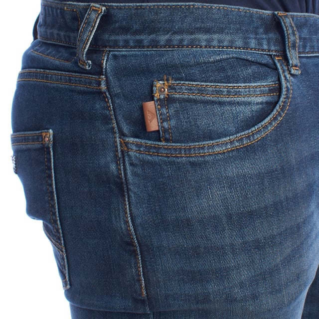 Skinny fit jeans from Emporio Armani, ideal for those looking for a fitted and sophisticated style with a modern touch.

 Characteristics:

 - Design: Skinny cut that adapts perfectly to the silhouette, providing a stylish and contemporary look.
 - Material: Made of high quality denim, which combines elasticity and durability to ensure all-day comfort.

 Details:

 - Classic five-pocket design provides functionality.
 - Button front closure for a secure fit.
 - Mini metallic brand logo on one of the back pockets and logo patch on the back waistband, highlighting the exclusivity of the garment.

 An essential basic to combine with t-shirts, shirts or jackets, perfect for casual or more refined looks.
 Composition: 99% Cotton, 1% Elastane
 Care:
- Machine wash cold on delicate cycle.
 - Use mild detergents.
 - Use dryer at low temperature.
 - Iron at low temperatures.
 - Do not dry clean.