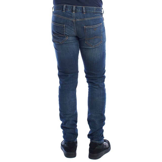 Skinny fit jeans from Emporio Armani, ideal for those looking for a fitted and sophisticated style with a modern touch.

 Characteristics:

 - Design: Skinny cut that adapts perfectly to the silhouette, providing a stylish and contemporary look.
 - Material: Made of high quality denim, which combines elasticity and durability to ensure all-day comfort.

 Details:

 - Classic five-pocket design provides functionality.
 - Button front closure for a secure fit.
 - Mini metallic brand logo on one of the back pockets and logo patch on the back waistband, highlighting the exclusivity of the garment.

 An essential basic to combine with t-shirts, shirts or jackets, perfect for casual or more refined looks.
 Composition: 99% Cotton, 1% Elastane
 Care:
- Machine wash cold on delicate cycle.
 - Use mild detergents.
 - Use dryer at low temperature.
 - Iron at low temperatures.
 - Do not dry clean.