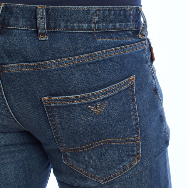 Skinny fit jeans from Emporio Armani, ideal for those looking for a fitted and sophisticated style with a modern touch.

 Characteristics:

 - Design: Skinny cut that adapts perfectly to the silhouette, providing a stylish and contemporary look.
 - Material: Made of high quality denim, which combines elasticity and durability to ensure all-day comfort.

 Details:

 - Classic five-pocket design provides functionality.
 - Button front closure for a secure fit.
 - Mini metallic brand logo on one of the back pockets and logo patch on the back waistband, highlighting the exclusivity of the garment.

 An essential basic to combine with t-shirts, shirts or jackets, perfect for casual or more refined looks.
 Composition: 99% Cotton, 1% Elastane
 Care:
- Machine wash cold on delicate cycle.
 - Use mild detergents.
 - Use dryer at low temperature.
 - Iron at low temperatures.
 - Do not dry clean.