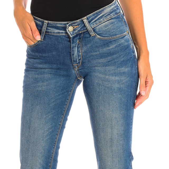Long Jeans Le temps des Cerises.
 denim color
 It is ideal for multiple combinations and different occasions.
 Main zipper and button closure.
 Two open pockets on the front.
 Back patch pockets.
 Belt loops.
 Seams seen in tone.

 Composition: 87% Cotton, 11% EME, 2% Elastane.

 -Machine wash at a maximum temperature of 60º.
 -Do not use a dryer.
 -Do not use bleach.
 -Iron temperature max. 150º.
 -Do not dry clean.
 Composition: 87% Cotton, 11% EME, 2% Elastane.
 Care:
-Machine wash at a maximum temperature of 60º.
 -Do not use a dryer.
 -Does not use bleach.
 -Iron maximum temperature 150º.
 -Do not dry clean.