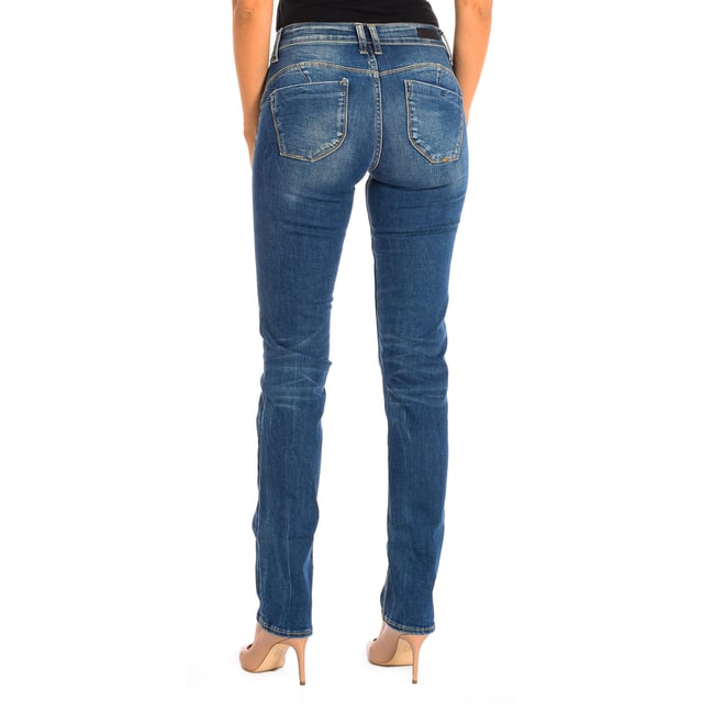 Long Jeans Le temps des Cerises.
 denim color
 It is ideal for multiple combinations and different occasions.
 Main zipper and button closure.
 Two open pockets on the front.
 Back patch pockets.
 Belt loops.
 Seams seen in tone.

 Composition: 87% Cotton, 11% EME, 2% Elastane.

 -Machine wash at a maximum temperature of 60º.
 -Do not use a dryer.
 -Do not use bleach.
 -Iron temperature max. 150º.
 -Do not dry clean.
 Composition: 87% Cotton, 11% EME, 2% Elastane.
 Care:
-Machine wash at a maximum temperature of 60º.
 -Do not use a dryer.
 -Does not use bleach.
 -Iron maximum temperature 150º.
 -Do not dry clean.
