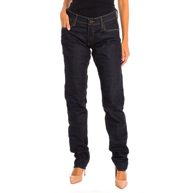 Long Jeans Le temps des Cerises.
 denim color
 It is ideal for multiple combinations and different occasions.
 Main button closure.
 Two open pockets on the front.
 Back patch pockets.
 Belt loops.
 Seams seen in tone.

 Composition: 98% Cotton, 2% Elastane.

 -Machine wash at a maximum temperature of 60º.
 -Do not use a dryer.
 -Do not use bleach.
 -Iron temperature max. 150º.
 -Do not dry clean.
 Composition: 98% Cotton, 2% Elastane.
 Care:
-Machine wash at a maximum temperature of 60º.
 -Do not use a dryer.
 -Does not use bleach.
 -Iron maximum temperature 150º.
 -Do not dry clean.