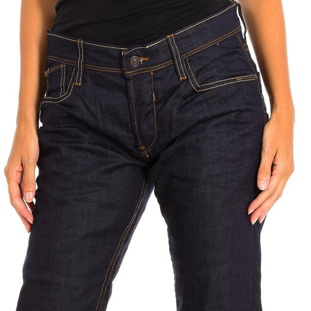 Long Jeans Le temps des Cerises.
 denim color
 It is ideal for multiple combinations and different occasions.
 Main button closure.
 Two open pockets on the front.
 Back patch pockets.
 Belt loops.
 Seams seen in tone.

 Composition: 98% Cotton, 2% Elastane.

 -Machine wash at a maximum temperature of 60º.
 -Do not use a dryer.
 -Do not use bleach.
 -Iron temperature max. 150º.
 -Do not dry clean.
 Composition: 98% Cotton, 2% Elastane.
 Care:
-Machine wash at a maximum temperature of 60º.
 -Do not use a dryer.
 -Does not use bleach.
 -Iron maximum temperature 150º.
 -Do not dry clean.
