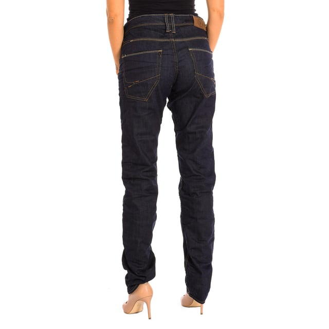 Long Jeans Le temps des Cerises.
 denim color
 It is ideal for multiple combinations and different occasions.
 Main button closure.
 Two open pockets on the front.
 Back patch pockets.
 Belt loops.
 Seams seen in tone.

 Composition: 98% Cotton, 2% Elastane.

 -Machine wash at a maximum temperature of 60º.
 -Do not use a dryer.
 -Do not use bleach.
 -Iron temperature max. 150º.
 -Do not dry clean.
 Composition: 98% Cotton, 2% Elastane.
 Care:
-Machine wash at a maximum temperature of 60º.
 -Do not use a dryer.
 -Does not use bleach.
 -Iron maximum temperature 150º.
 -Do not dry clean.